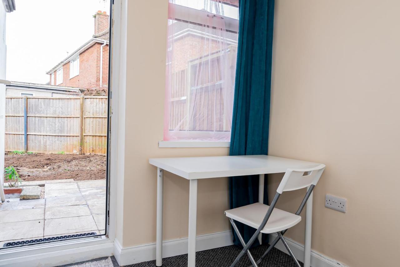 Shirley House 3, Guest House, Self Catering, Self Check In With Smart Locks, Use Of Fully Equipped Kitchen, Close To City Centre, Ideal For Longer Stays, Walking Distance To Bat, 20 Min Drive To Fawley Refinery, Excellent Transport Links Southampton Buitenkant foto
